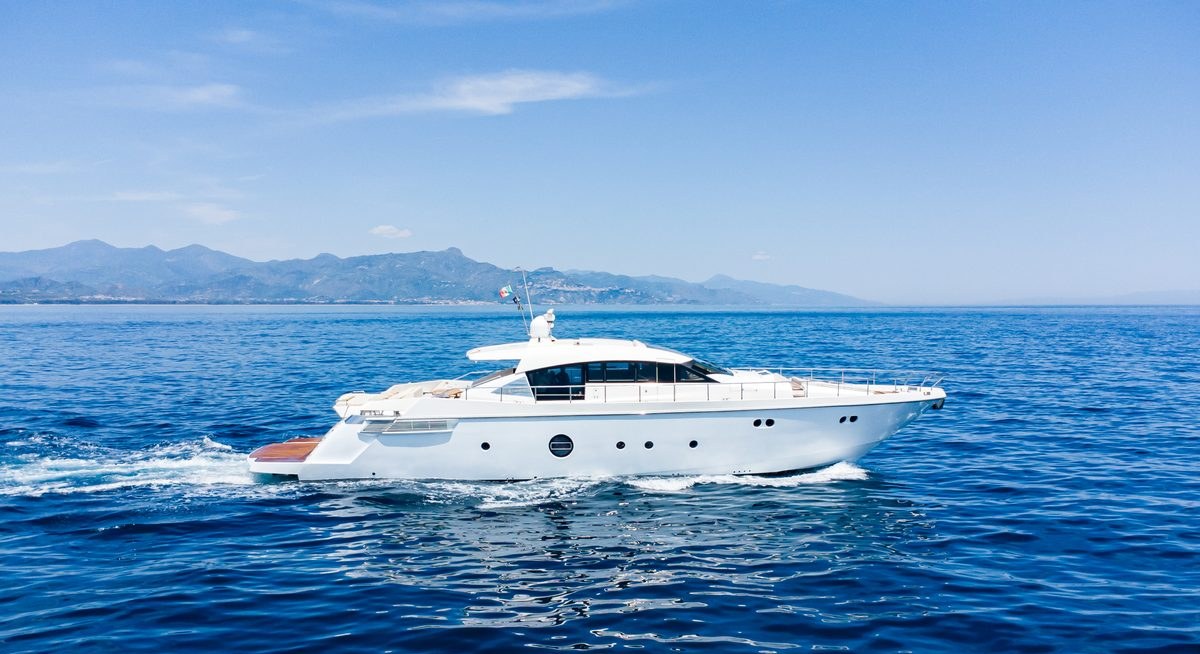 SOARIS yacht charter 1
