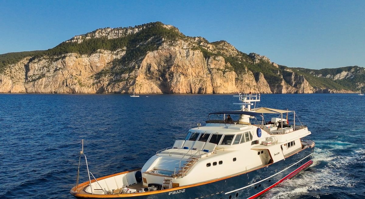 Yacht charter SPIRIT OF MK YACHT CHARTER