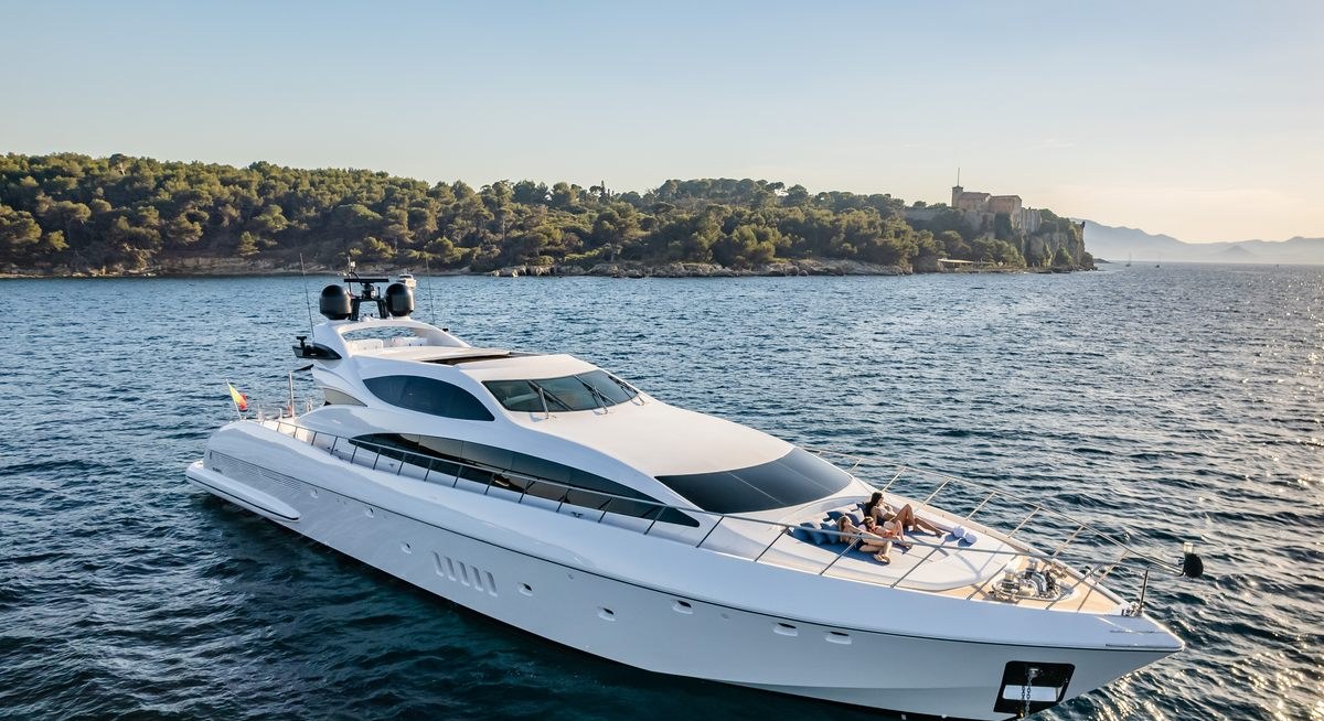 Yacht charter STORM YACHT CHARTER