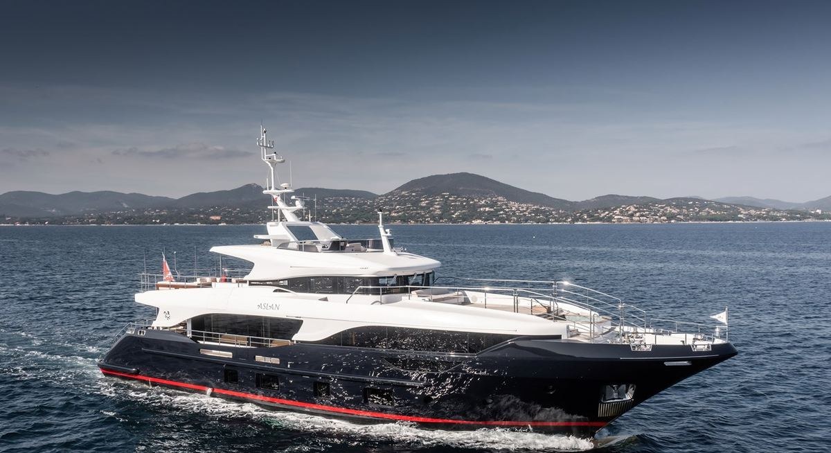 TONIC BLUE yacht charter 1