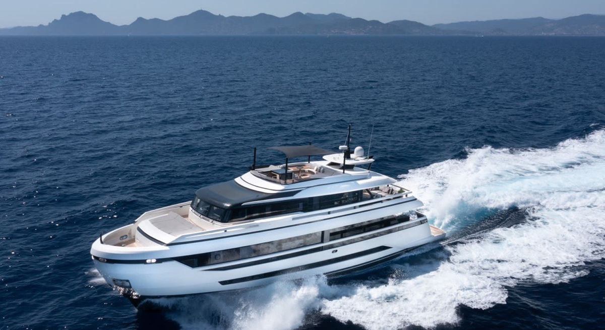 Yacht charter UILIA YACHT CHARTER