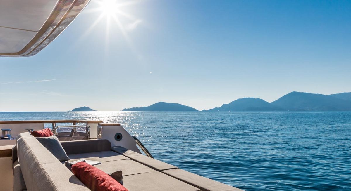 UPSTREAM yacht charter 4