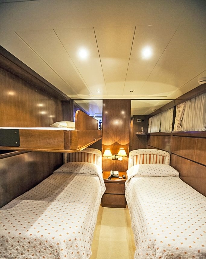 VENUS VISTORIA yacht charter 3