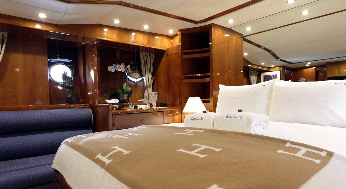 VICTORIA III yacht charter 4