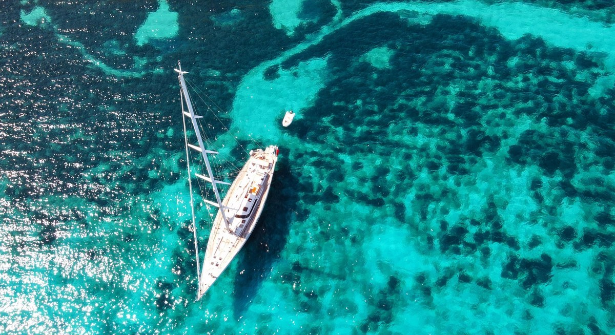 YQUEM yacht charter 3