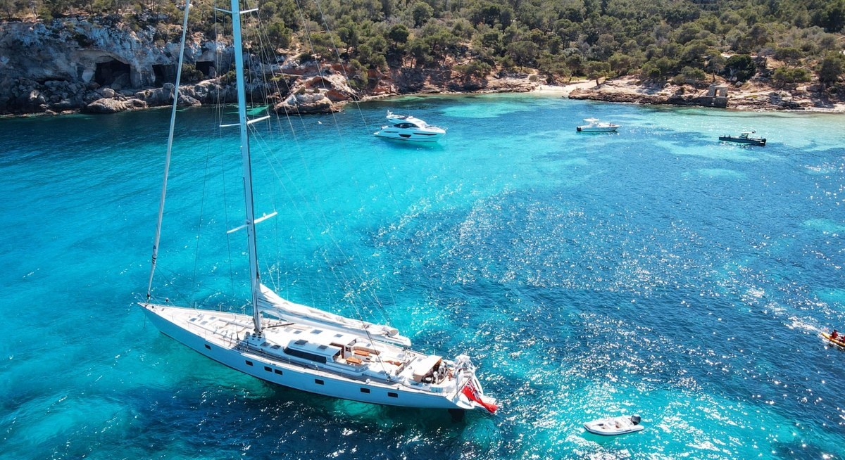 YQUEM yacht charter 1